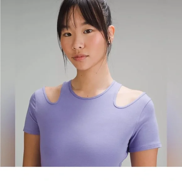 Lululemon Women's Purple
Shoulder Cut-Out Yoga T-Shirt
Size 10 - Picture 4 of 5